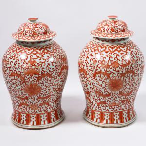 Coppia di vasi con coperchio in porcellana, decori in rosso, Cina, Dinastia Qing, 1644-1911, XIX secolo