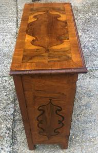 Intarsierter Schrank