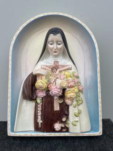 Mehrfarbige Steingutform mit Figur einer Heiligen mit Kruzifix. Ronzan-Manufaktur, Turin.