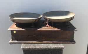 Walnut wood scale with brass plates. Manufacture initials: Boni Alfonso e figli. Modena.