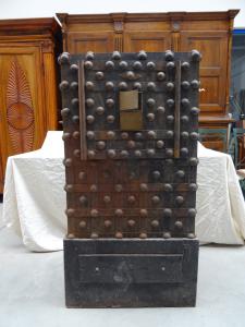 Grande cassaforte borchiata epoca 1600 in legno e ferro battuto Italia