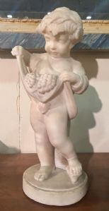 Escultura de criança em mármore do século XIX