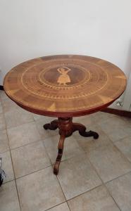 Sorrento table with tarantella scene, 1800s, walnut, boxwood, and other fine woods. L90xH78. Certificate of guarantee.