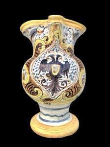 Boccale-versatoio in maiolica decorato a raffaellesche con aquila bicipite.Pesaro,fabbrica di Giuseppe Bertolucci.