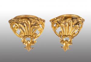 Pair of antique Louis Philippe corner shelves in carved and gilded wood. Florence, 19th century.