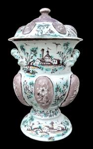 Vaso in maiolica con decoro a personaggi ed architetture.Firma Levantino.Savona.