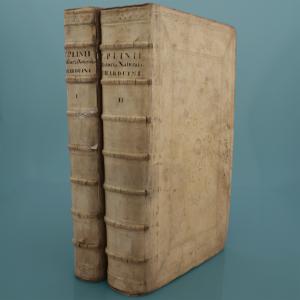 Plinii Secundi Caii (23-79). Historiae naturalis libri XXXVII quo interpretatione et notis illustravit Joannes Harduinus.. Editio altera emendatior & auctior. Parisiis, Typis Antonii – Urbani..1723