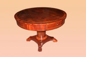 Tavolo circolare fisso con cassetti Stile Biedermeier Nord Europa del 1800 in mogano con intarsio