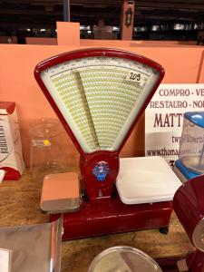 Bilancia Berkel a 2 piatti restaurata rossa 