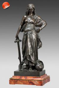 Bronzeskulptur, die Judith darstellt