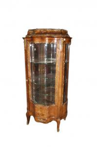 Vitrine francesa estilo Luís XV do século XIX com incrustações e bronzes em madeira de nogueira