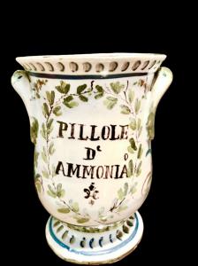 Maiolica pill jar with floral decoration. Ferniani manufactory, Faenza.