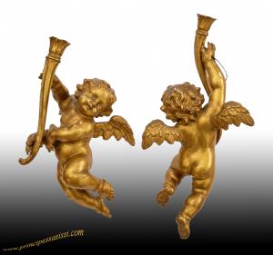 Andrea Brustolon. Veneza ou Belluno c. de 1700. Raro e decorativo par de tocheiros / putti finamente esculpidos e dourados a folha