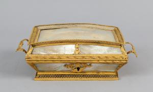 Scatola Carlo X in bronzo dorato e madreperla con carillion, Francia inizi secolo XIX