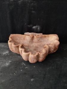 Raffinata acquasantiera in marmo breccia - 32 x 25 cm