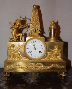 Antigo relógio de mesa francês do século XIX em estilo Império com cupido e musas em bronze dourado a mercúrio.