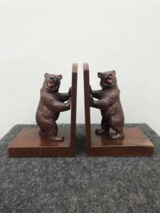 Coppia di fermalibri in legno dolce dipinto raffigurante coppia di orsi.Germania.