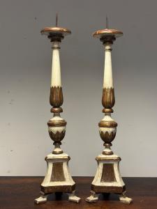 Coppia di candelieri laccati e dorati . Marche fine 600 . H 80 cm