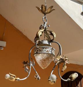 Kronleuchter mit vier seitlichen Lichtern und einem zentralen Licht