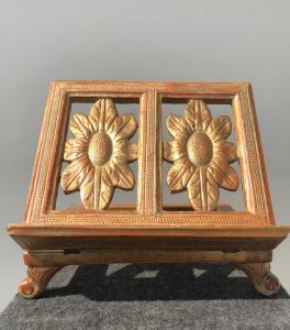 Adjustable, carved and gilded wooden lectern. Directoire period.