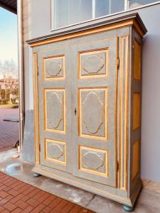Important Lacquered Wardrobe - Restored (work in progress)_car 3019