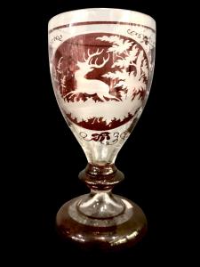 Böhmisches Biedermeierglas, graviert mit einem Hirsch und floralen Motiven.