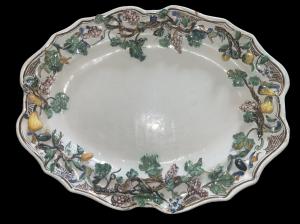 Majolica dish-tray with raised fruit decoration on the rim and stylized geometric motifs. Angelo dal Vacchio. Royal Factory of Caserta.