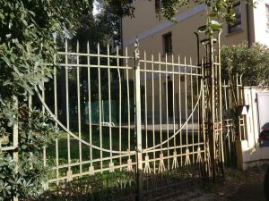 Portão de ferro forjado com colunas