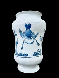 Albarello-Vase aus Majolika in türkisfarbener Monochromie mit Vögelchen, Girlande und Rocailles-Motiven. Saverio Grue. Castelli d'Abruzzo.