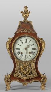 Orologio Cartel Luigi XV lastronato in palissandro con ricchissima decorazione in bronzo dorato, Roma secolo XVIII