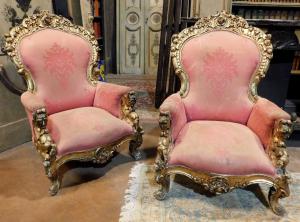 PANC153 - Nr. 2 goldene Sessel mit rotem Stoff, Maße: L 80 x T 80 x H 115 cm