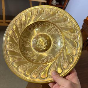 Antigo prato de faiança com brilho dourado Ulisse Cantagalli do final do século XIX. Pintura mourisca. Florença 26 cm.