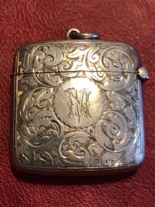 Scatolina portafiammiferi in argento a decoro rocaille con iniziali NV.Inghilterra.
