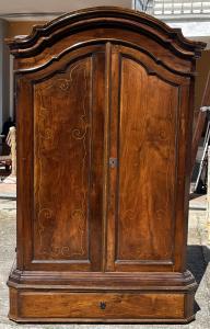 Nussbaumschrank