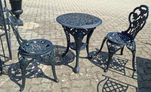Round cast iron table