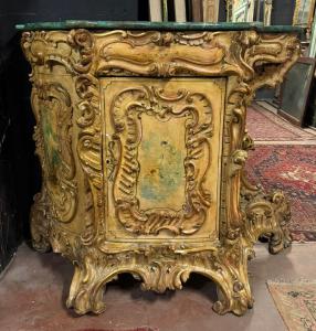 ARM250 - Geschnitztes und vergoldetes Liberty-Sideboard mit Gemälden, Maße cm L 135 x H 115 x T 60