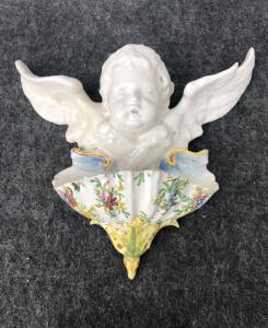 Weihwasserbecken aus Majolika mit Putte und Schale, verziert mit Blumen und Insekten. Manufaktur Angelo Minghetti, Bologna.