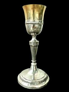 Cálice em prata, com taça vermeille e decoração com folhas estilizadas. Punção partenopeia. Nápoles.