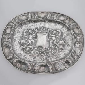 Bandeja de plata cincelada y repujada. Platero Anzolo Castelli?, ensayador Antonio Poma, Venecia, principios del siglo XVIII