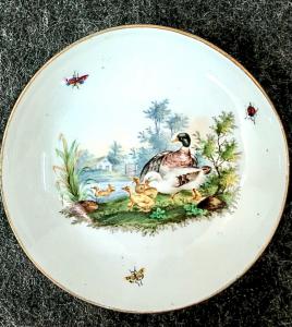 Porzellanteller mit Enten und Entchen in ländlicher Umgebung. Meissener Manufaktur.