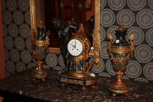 Tríptico Relógio com 2 Vasos em Bronze e Mármore Verde Alpi 1800