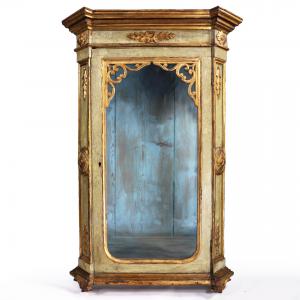 Vitrine de madeira lacada em verde e dourado. Itália, século XIX