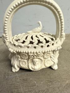 Antico scaldino in ceramica smaltata bianca con lavorazione a rilievo e traforata, primo '800, 22x40x14 cm.