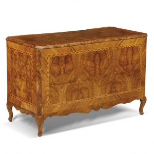 Elegant shaped desk
