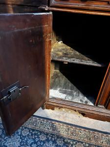 ARM 289 - Credenza a doppio corpo in noce, epoca '700. - Foto 8