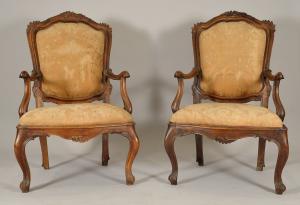Duas de seis poltronas Luís XV com forma sinuosa em nogueira ricamente esculpida, Veneza, meados do século XVIII