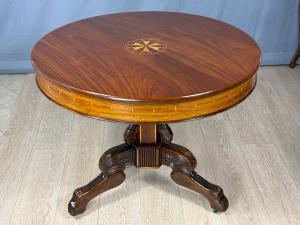 Esplêndida mesa de centro com incrustações genovesas, período do Império, início do século XIX.