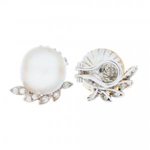 Orecchini in oro bianco con perle Mabè e piccoli diamanti