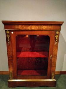 Vitrine inglesa do início de 1800, estilo vitoriano, em nogueira com incrustações e bronzes.