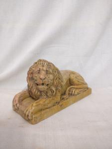 Scultura, Leone a tutto tondo - 31 x 12 cm - Marmo Giallo reale - Fine 19° secolo - Venezia